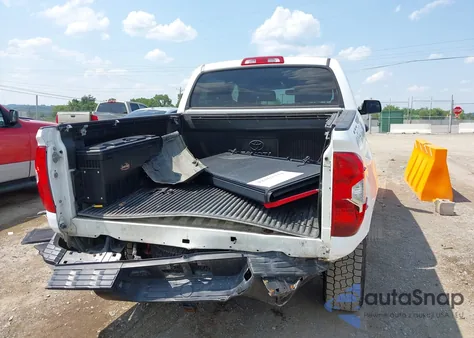 2017 Toyota Tundra Trd Pro 5.7L V8 z USA, uszkodzony, nr VIN 5TFDW5F12HX599192